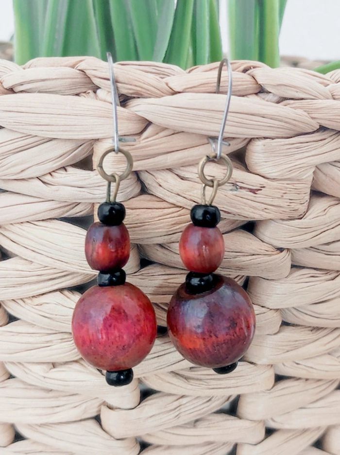 Boucles d'oreilles pendantes boules bois rouge marron