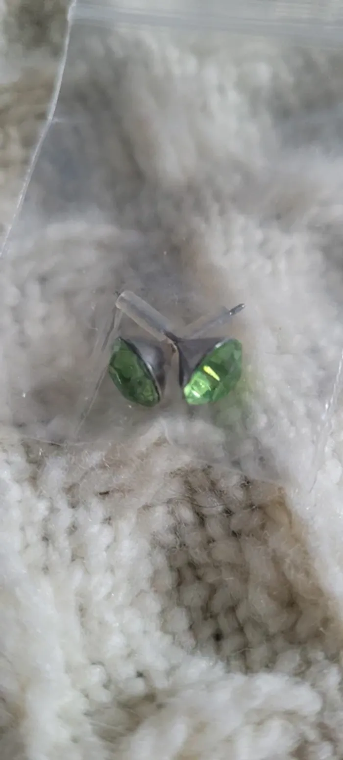 Clous oreilles verts
