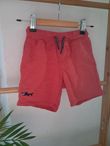 Short rouge dpam 4 ans parfait état