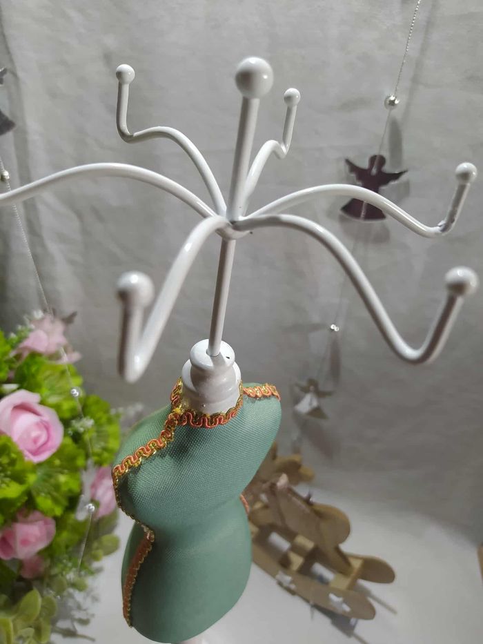 Présentoir buste de couture à bijoux en bois - photo numéro 2