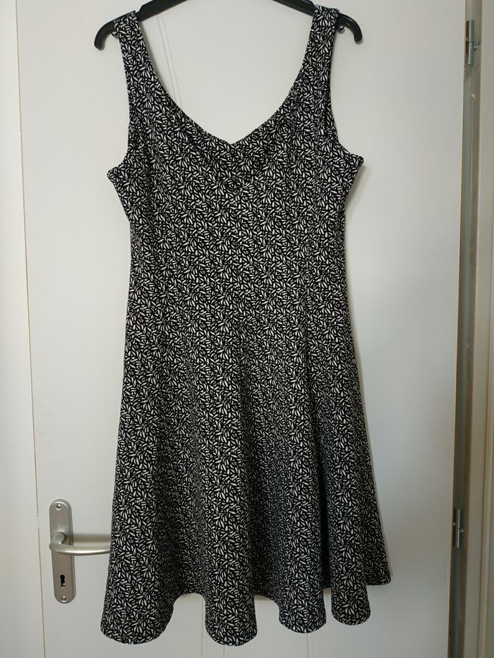Robe noire et blanche - photo numéro 2