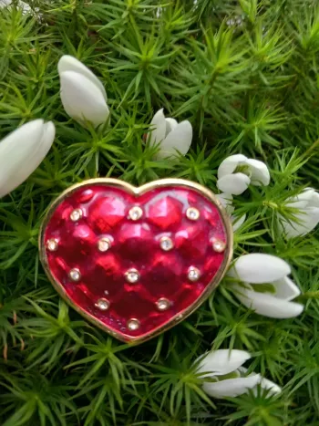 Broche pendentif en metal rouge et doré