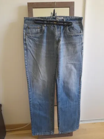 jean homme La Halle de coupe droite en bleu ciel. Un incontournable du vestiaire masculin, confortab