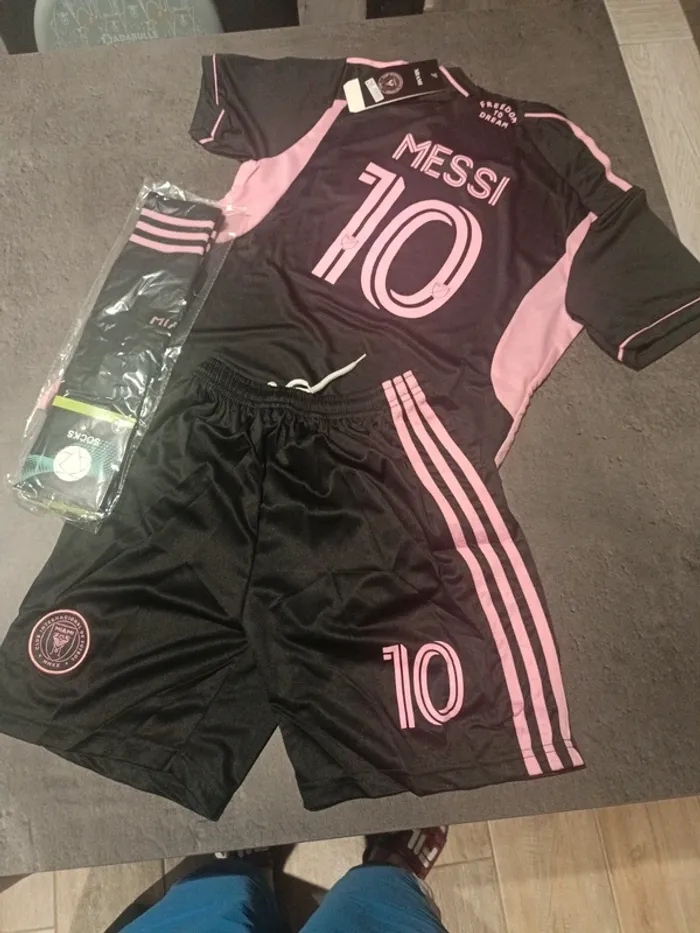 Tenue foot Léo Messi Inter Miami noir/rose. T.26