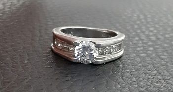 Très belle bague en argent massif et oxydes de zirconium