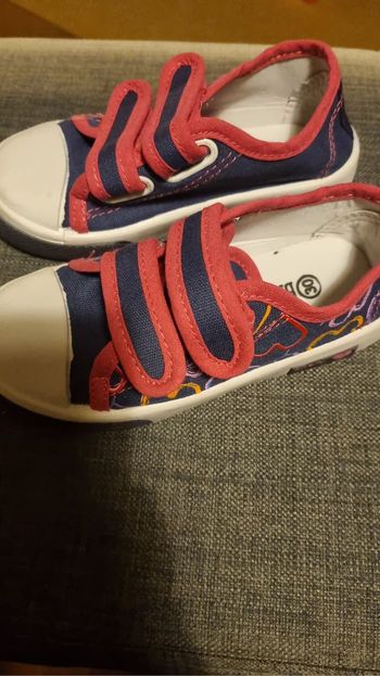 Paire de baskets en toile pour enfant motifs cœurs jamais portées