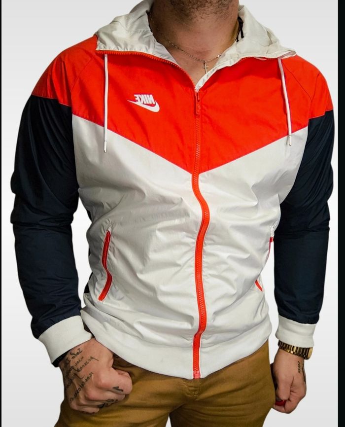 Veste a capuche Nike,coupe vent, taille L, très bon état