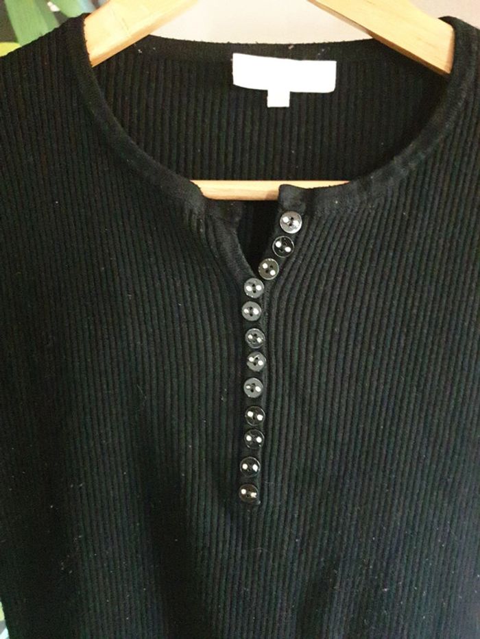 Pull moulant boutons strass - photo numéro 2