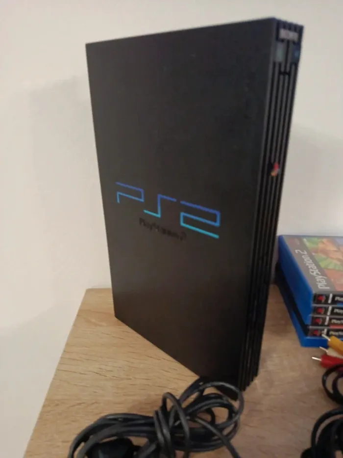 PlayStation 2 fat avec 2 manettes 2 cartes mémoire câbles et 5 jeux - photo numéro 2