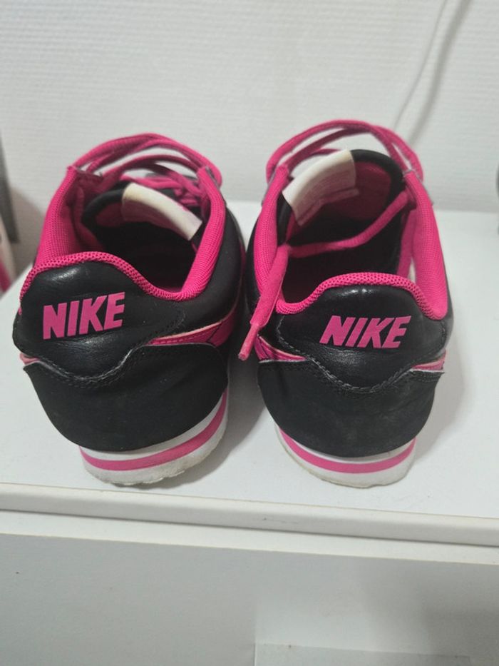 Basket nike cortez rose et noir - photo numéro 3