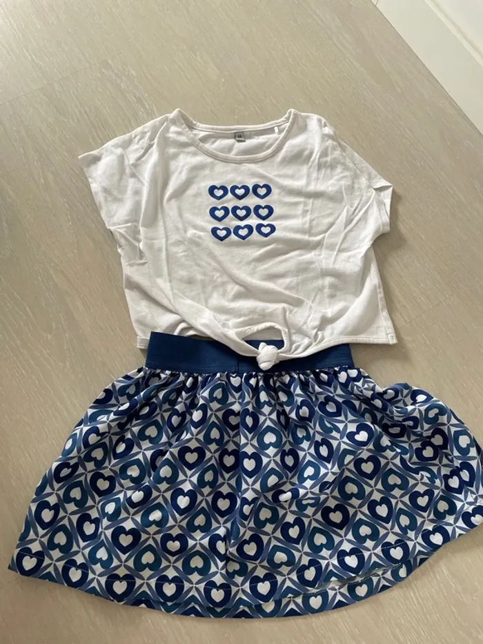 ensemble haut et Jupe bleue 4 ans