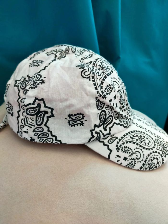 Casquette blanche motif bandana – Taille 54 cm - photo numéro 3