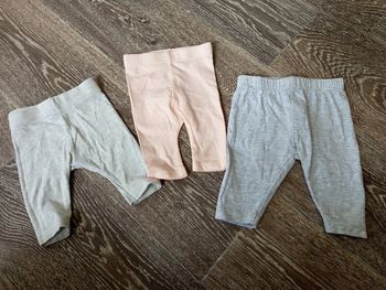 Legging gris et rose Kiabi 1 mois