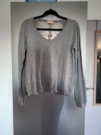 Pull gris ouvert dans le dos