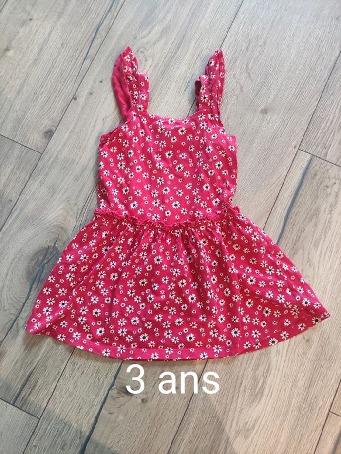 Robe rouge fleurs blanches Kiabi 3 ans