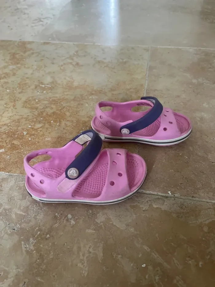 Paire de crocs - photo numéro 3