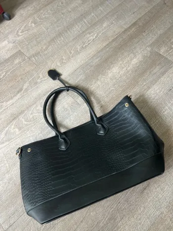 Sac à main noir croco