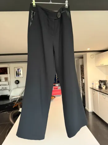 Pantalon noir coupe droite un jour ailleurs