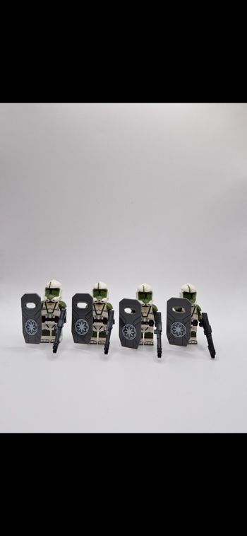 Figurines type lego 4 clones avec armes et boucliers star wars