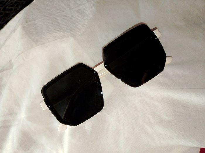 Lunettes de soleil noir et blanc - photo numéro 2