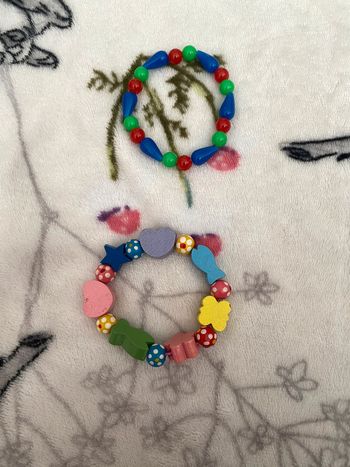 Lot de deux bracelets pour enfant.