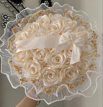 Bouquet roses satinées mariage 