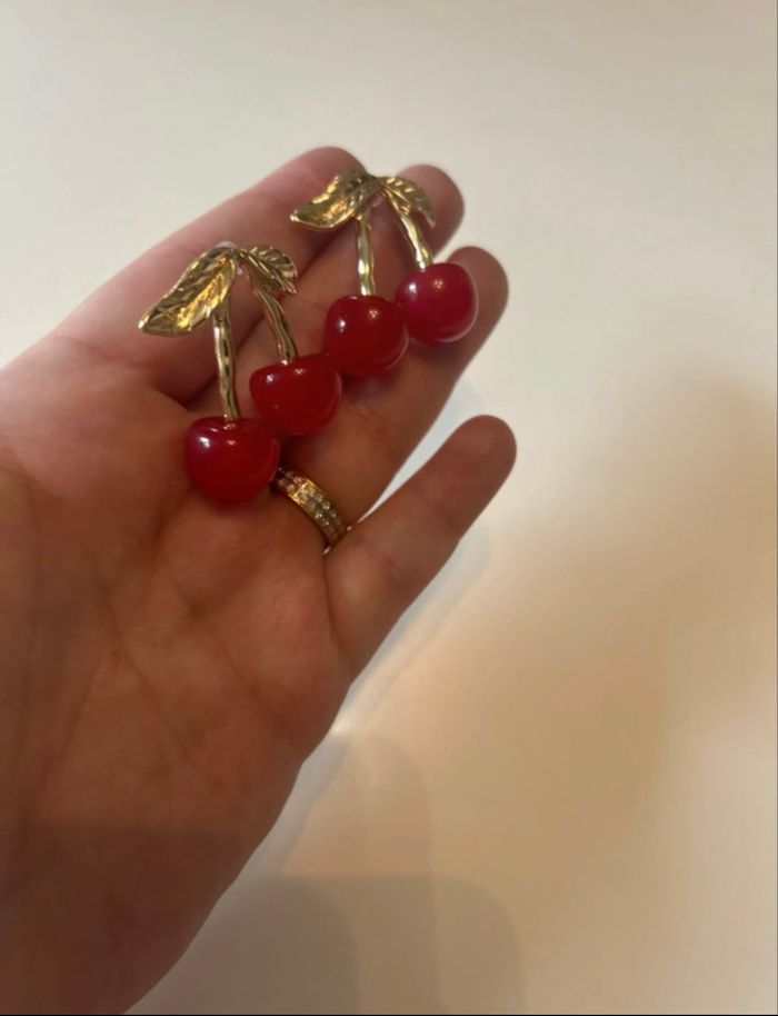 Boucles d’oreilles NEUVES forme de cerises couleurs doré et rouge - photo numéro 4