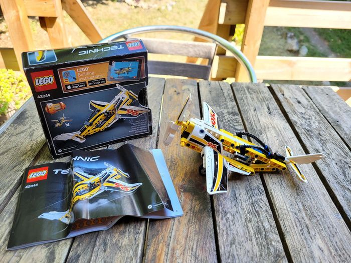 Lego technic 42044 L'avion de chasse 🛩 acrobatique, 2 modèles en 1 boîte, complet+boîte+notices - photo numéro 2