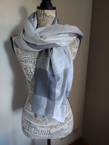 Etole soyeuse gris poudré à pompoms