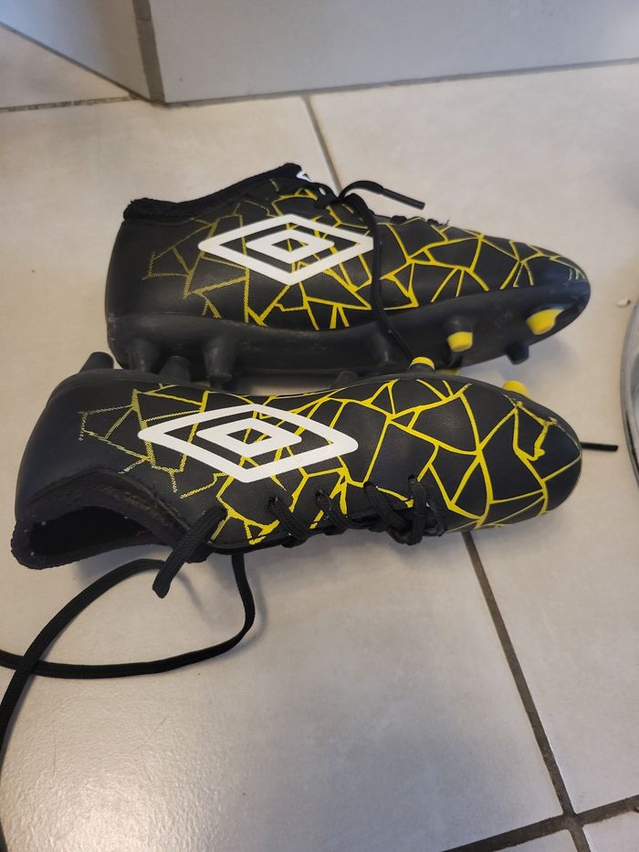 Belles chaussures de foot taille 31 - photo numéro 2