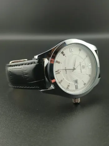 Montre homme, noire, élégante, argentée, étanche