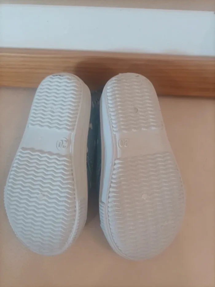 Chaussures en toile bleu avec coeurs blancs Vertbaudet neuves fille pointure 20 - photo numéro 3
