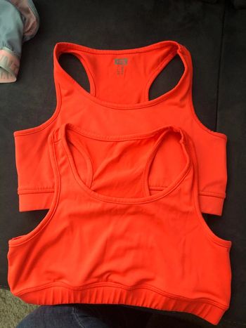 Deux brassières de sport 38