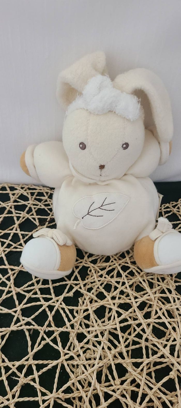 Doudou Lapin Boule Coton Blanc Cassé Broderie Feuille Kaloo