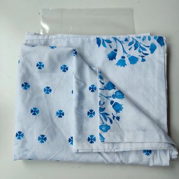 Taie d'oreiller blanche motifs bleus biface, de 48 x 74 cm