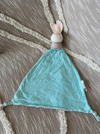 Peluche doudou plat Nature et Découverte lapin bleu blanc et marron très bon état