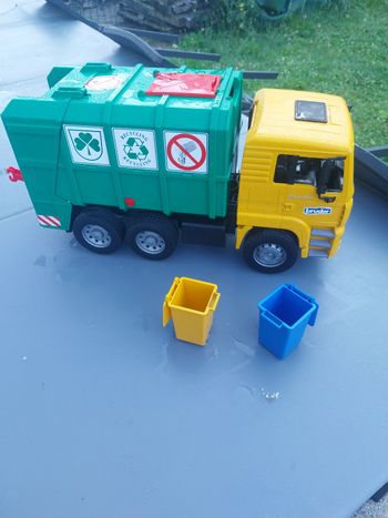 Jouet camion poubelle