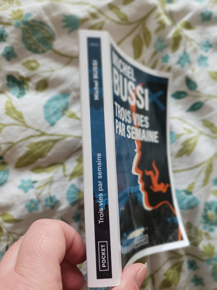 Livre trois vies par semaine de Michel Bussi - photo numéro 2