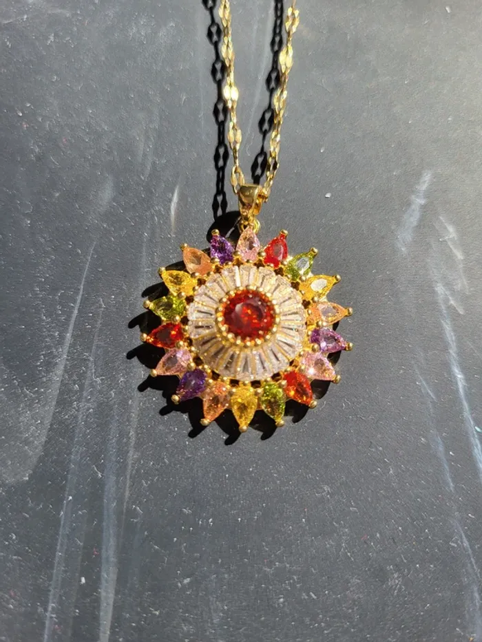 Collier en acier inoxydable doré forme de fleur pierres multicolores en zirconium 40-45 cm - photo numéro 3