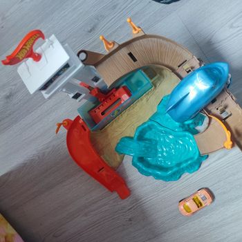 Hot wheels piste attaque requin coffret de jeux avec deux zones de changement de couleur et un véhicule color shifter inclus