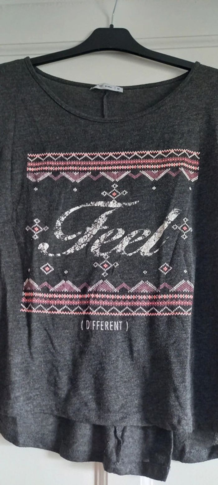 T-shirt pyjama gris gémo 38 inscription feel different motifs aztèque - photo numéro 3