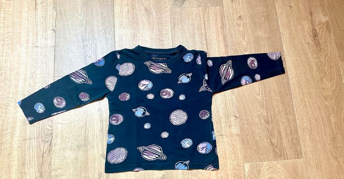 💜Teeshirt noir motif planète primark taille 4/5 ans 💜 - photo numéro 3
