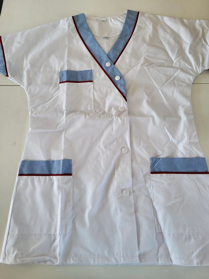 Lot de 2 blouses médicale pour infirmière aide soignant en S neuve 🏷 - photo numéro 3