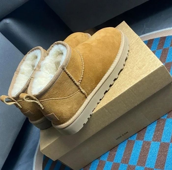 Ugg mini Snow boots  Taille 40 - photo numéro 2