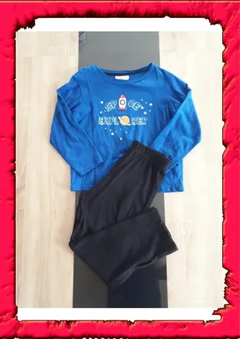Pyjama 2 pièces 6 ans sur l'espace