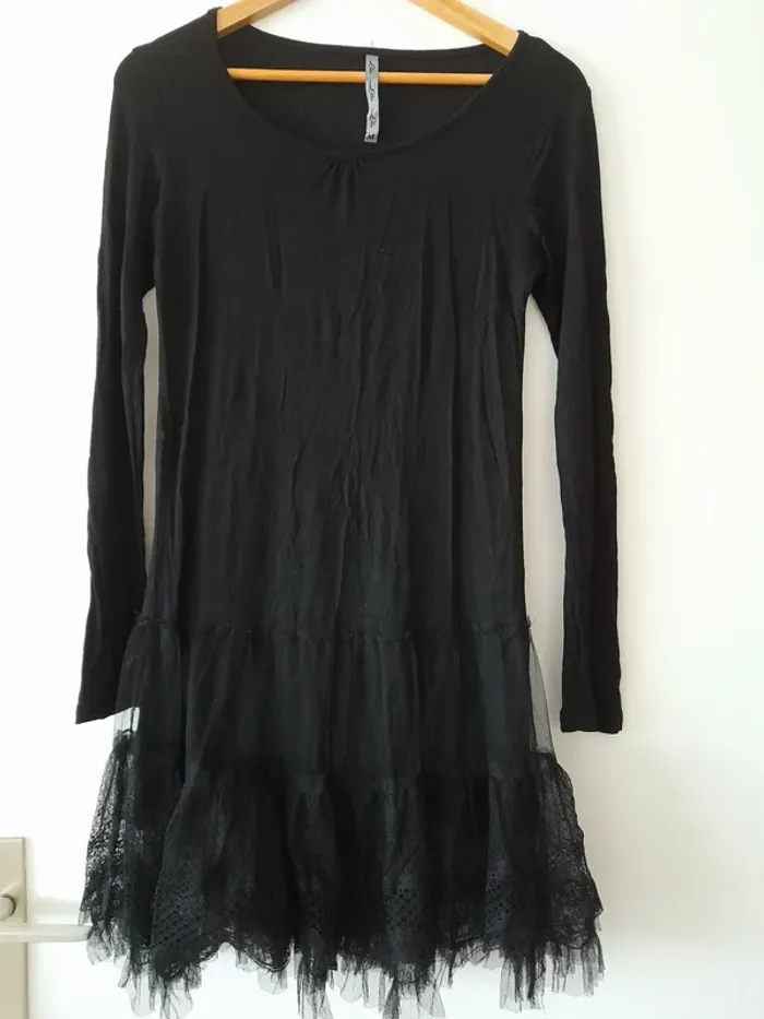 Petite robe noire avec tulle en bas