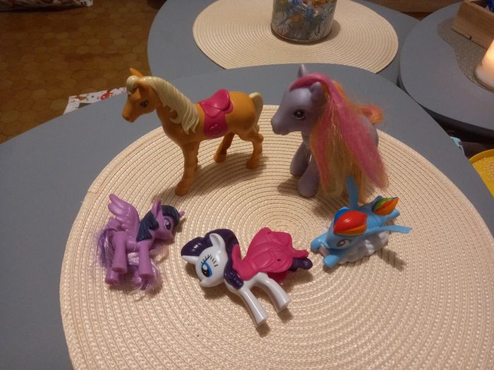 Lot de 4 poneys little pony et un cheval barbie