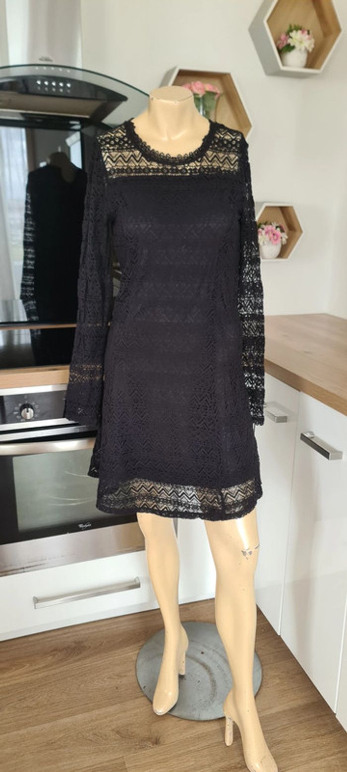 tres jolie robe noir avec doublure c&a taille 36