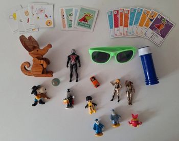 Lot de 14 petits jouets et 18 cartes à collectionner