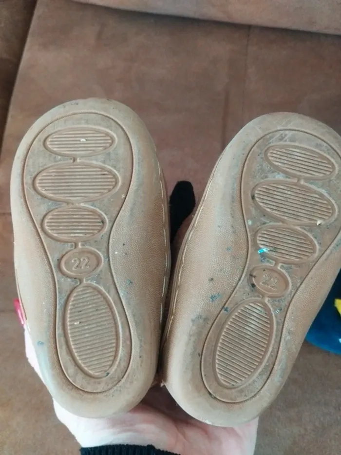 Lot de 2 paires de chaussons pointure 22 - photo numéro 3